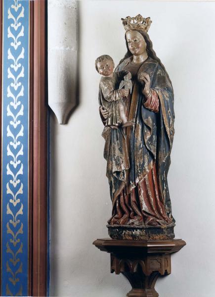 statue : Vierge à l'Enfant tenant une poire - © Ministère de la Culture (France), Médiathèque du patrimoine et de la photographie, tous droits réservés