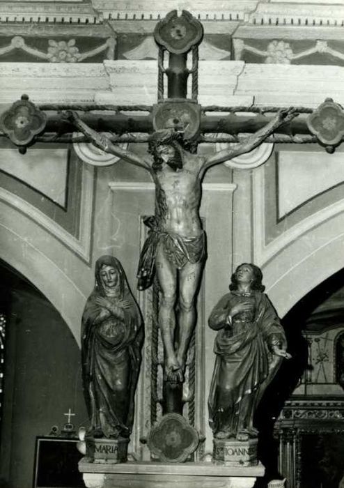 statues : Christ en croix entre la Vierge et saint Jean - © Ministère de la Culture (France), Médiathèque du patrimoine et de la photographie, diffusion RMN-GP