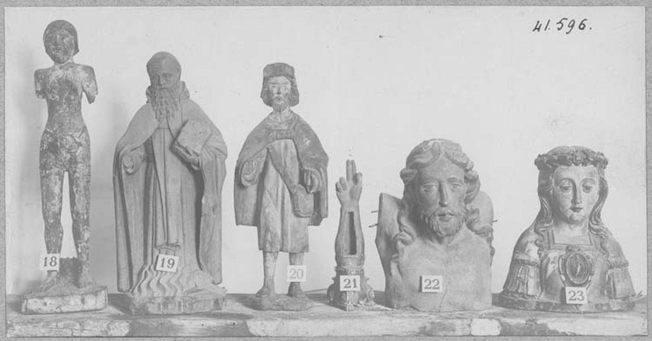 statues : Saint Sébastien, saint Antoine, saint Jacques de Compostelle, Christ en croix (fragment) ; buste-reliquaire : Sainte non identifiée ; bras-reliquaire