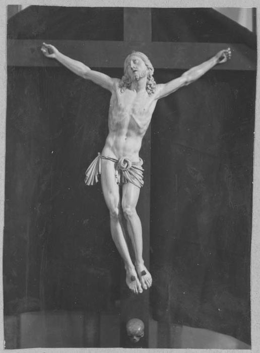 statue (crucifix) : Christ en croix