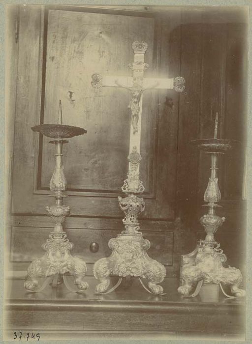 croix (crucifix), chandeliers