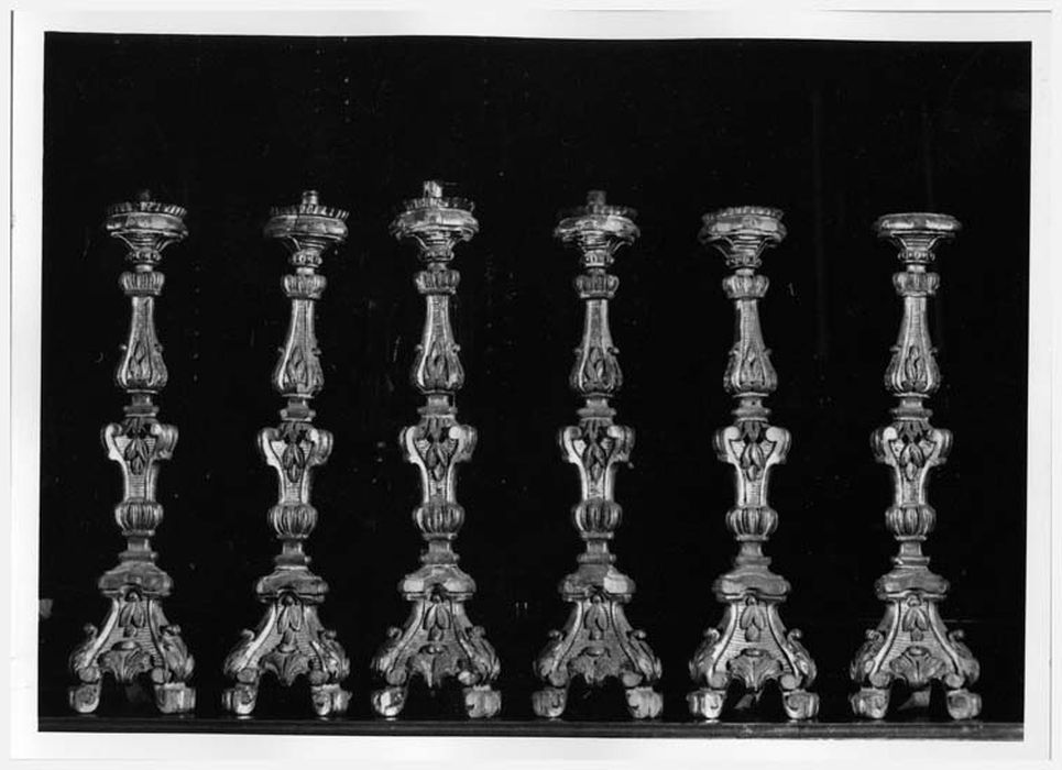 Six chandeliers d'autel