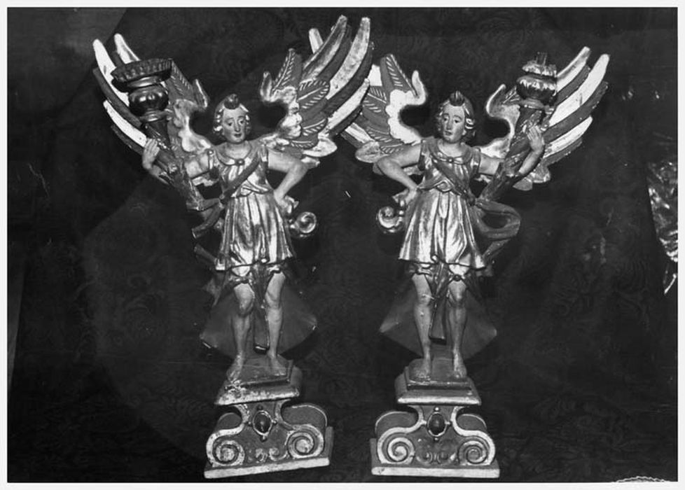 Deux statues : Anges céroféraires