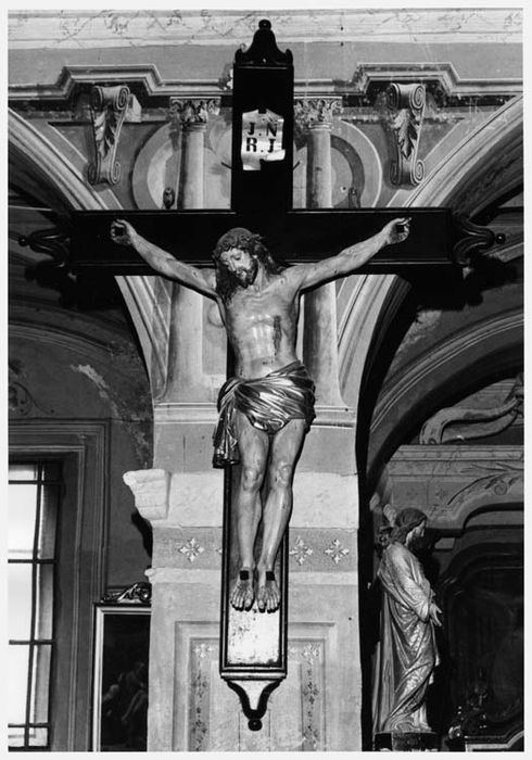 statue : Christ en croix