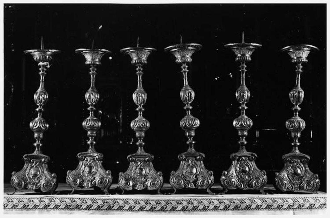 Six chandeliers d'autel