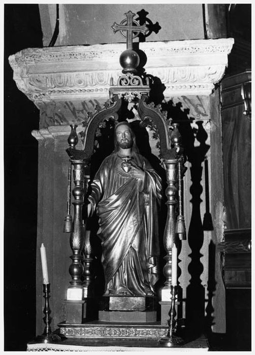 Statue et son dais : Sacré-Coeur