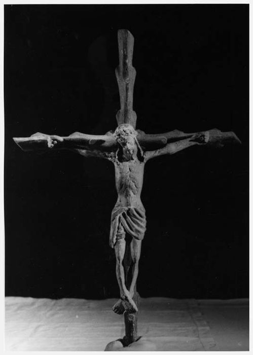 statue : Christ en croix