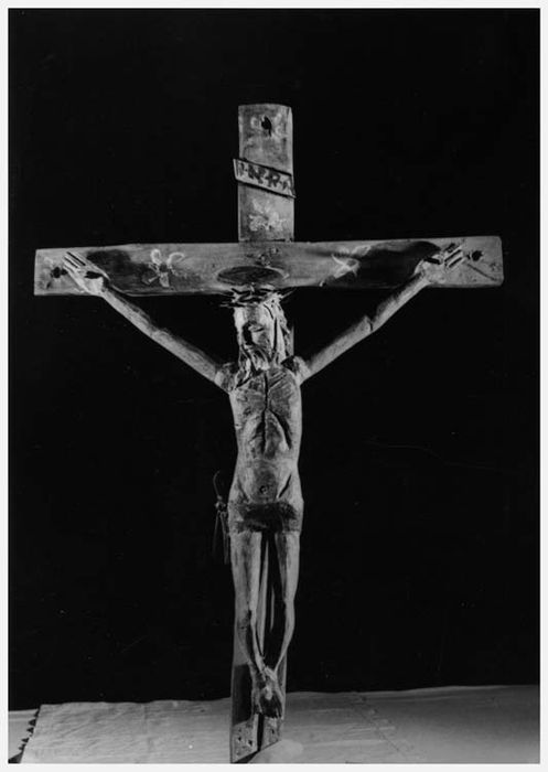 statue : Christ en croix