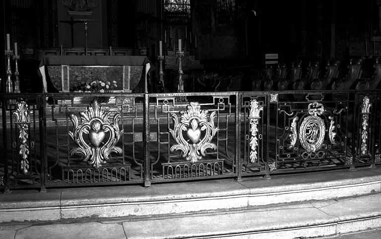 Grille de communion en fer forgé et tôle estampée