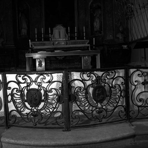 Grille de communion et console en fer forgé