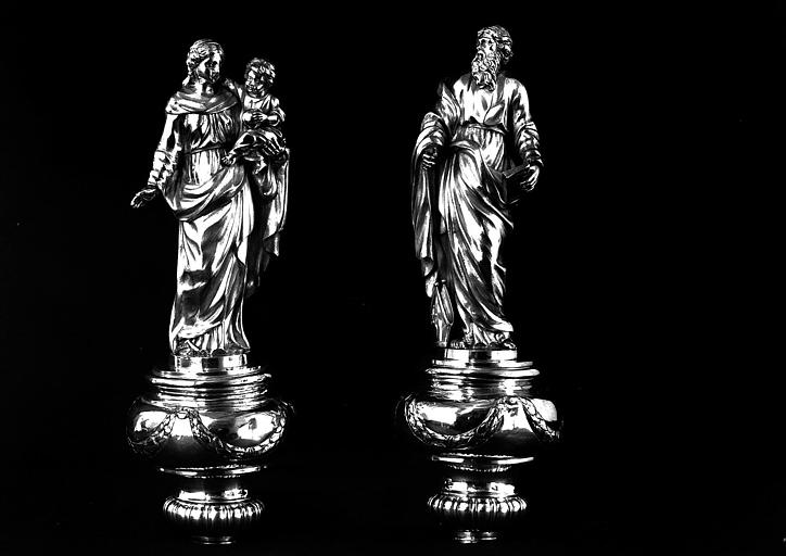 Bâtons centraux en argent (partie supérieure) : La Vierge à l'Enfant et saint Just