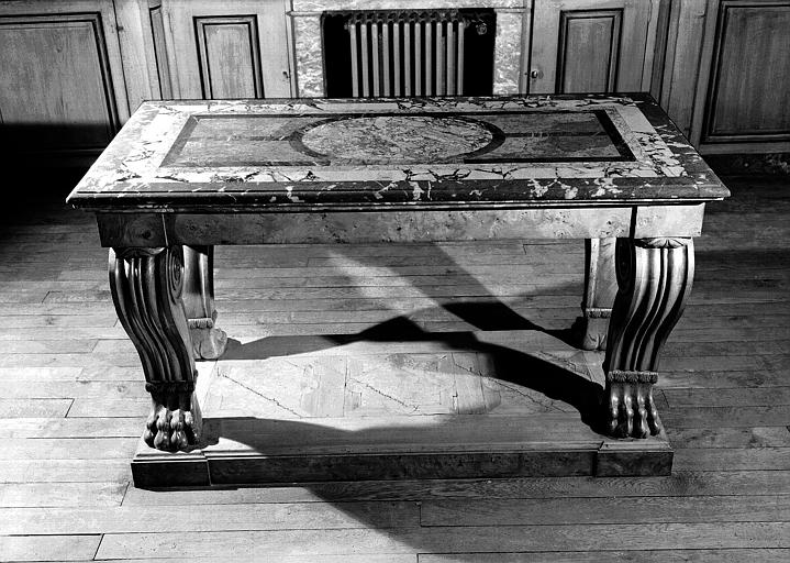 Table avec dessus de maqueterie de marbre à dessins géométriques