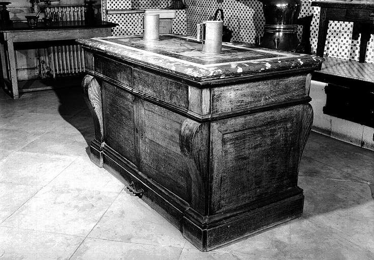 Table buffet avec dessus marqueterie de marbre - © Ministère de la Culture (France), Médiathèque du patrimoine et de la photographie, diffusion RMN-GP