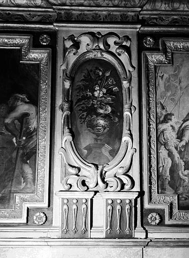 Peinture murale de la chapelle d'Estampes de Valençay (registre inférieur, côté gauche) : Vase de fleurs peint entouré d'un décor sculpté