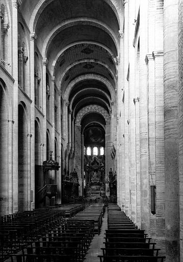 Vue intérieure de la nef vers le choeur