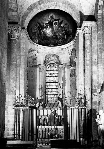 Vue intérieure de la chapelle de Sainte-Germaine, sur le transept sud