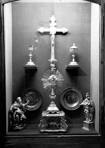 Vitrine d'orfèvrerie du trésor : Croix, calice, ciboire, patènes, ostensoir et statuettes