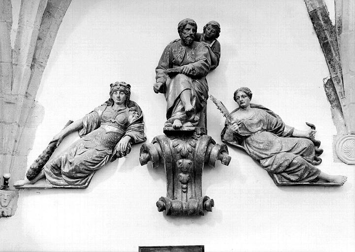 Groupe sculpté en bois : Saint Mathieu, la Force, la Prudence