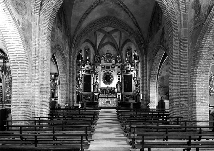 Vue intérieure de la nef vers le choeur