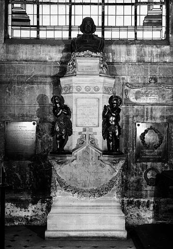 Monument de l'Abbé de l'Epée (chapelle Sainte-Suzanne) : Buste de l'abbé et figures d'enfants