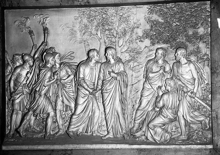 Bas-relief de la 2e station du chemin de croix (chapelle Saint-Vincent-de-Paul) : Jésus trahi par Judas