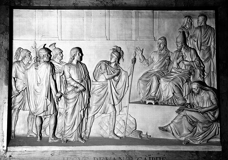 Bas-relief de la 3e station du chemin de croix (chapelle Saint-Joseph) : Jésus devant Caïphe