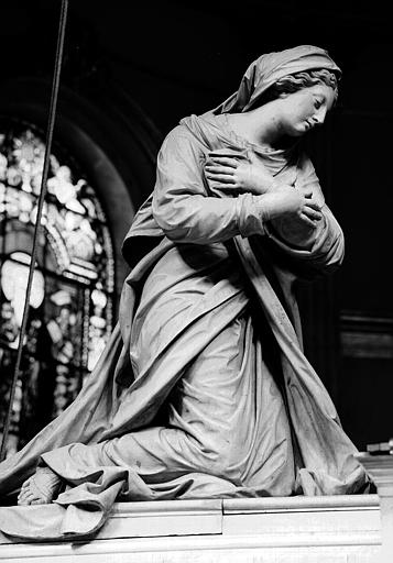 Groupe sculpté de la Nativité (chapelle de la Vierge) : Statue de la Vierge