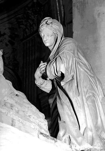 Groupe sculpté de la Nativité (chapelle de la Vierge) : Statue de la Vierge