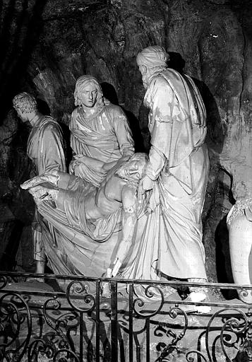 Groupe en plâtre de la Mise au tombeau (chapelle du Calvaire) : Détail central