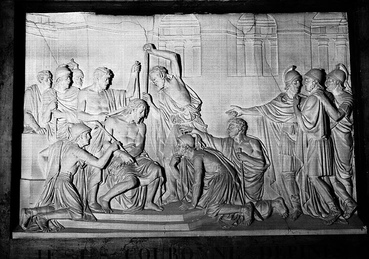 Bas-relief de la 6e station du chemin de croix (chapelle Sainte-Clotilde) : Jésus couronné d'épines