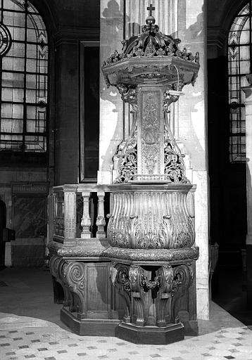 Chaire à prêcher en bois sculpté d'époque Restauration (Chapelle de la Vierge)