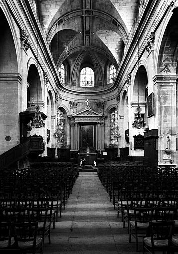 Intérieur, vue de la nef prise de l'entrée