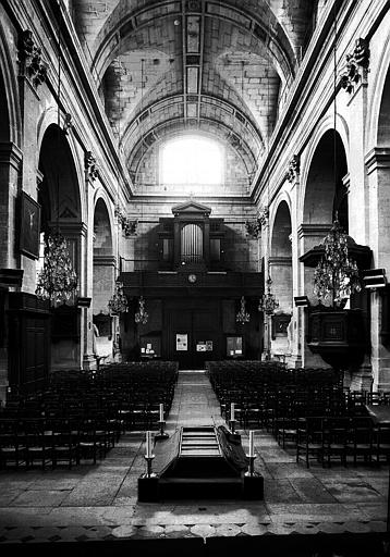 Intérieur, vue de la nef prise de l'entrée