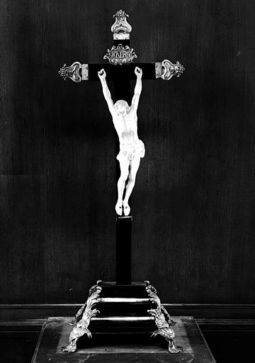 Crucifix du banc d'oeuvre : Croix en bois noir, Christ en faïence, cuivre fondu ciselé et argenté