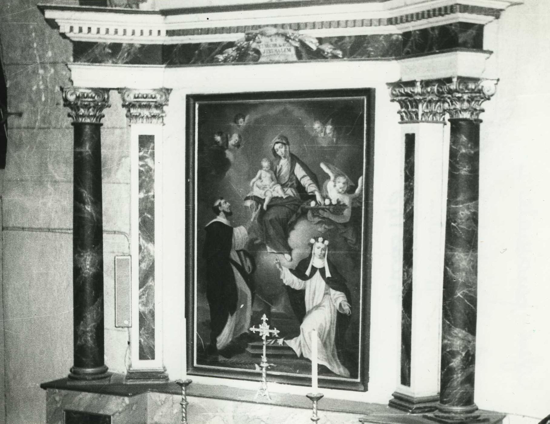 autel du Rosaire avec son retable et son tableau : Institution du Rosaire, vue générale