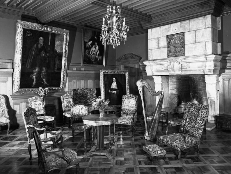 vue du salon avec au mur le tableau représentant la Vierge et l'Enfant Jésus avec saint Jean-Baptiste enfant - © Ministère de la Culture (France), Médiathèque du patrimoine et de la photographie (objets mobiliers), tous droits réservés