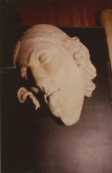 tête : tête de Christ aux yeux clos, vue générale - © Ministère de la Culture (France), Médiathèque du patrimoine et de la photographie (objets mobiliers), tous droits réservés