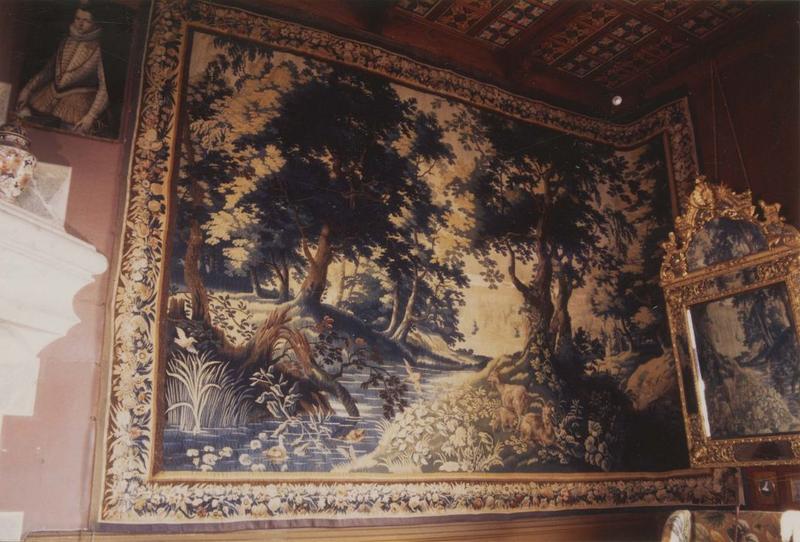 pièce murale (tapisserie à bordure à tableaux) : sous bois avec rivière chèvres et oiseaux, vue générale