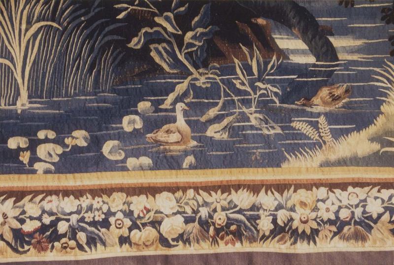 pièce murale (tapisserie à bordure à tableaux) : sous bois avec rivière chèvres et oiseaux, détail