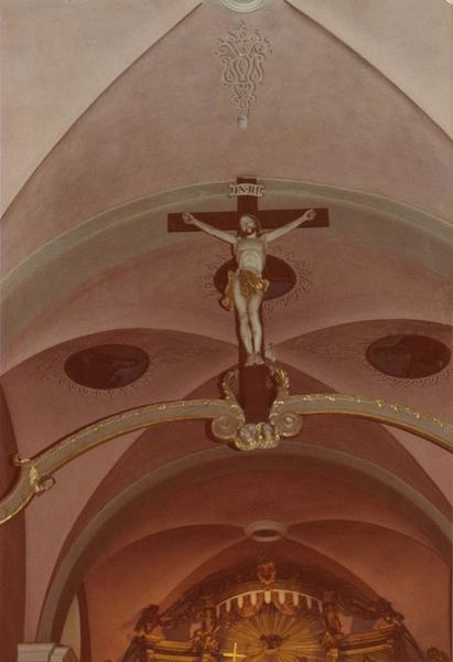 statue (grandeur nature) : Christ en croix, vue générale