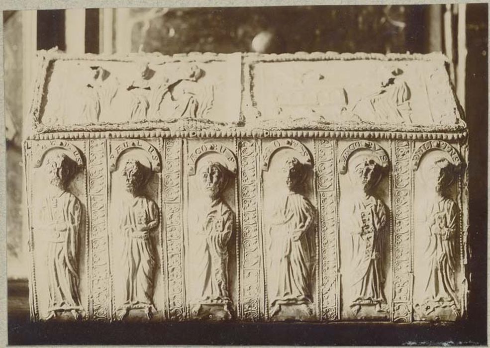 châsse : le Christ en croix et ses apôtres