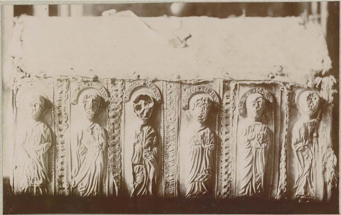 châsse : le Christ en croix et ses apôtres