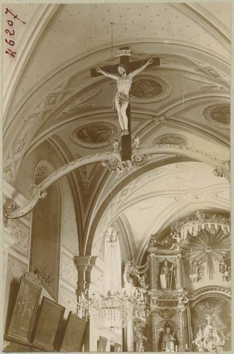 statue (grandeur nature) : Christ en croix
