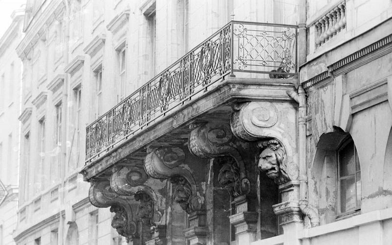 Balcon avec ferronnerie et consoles