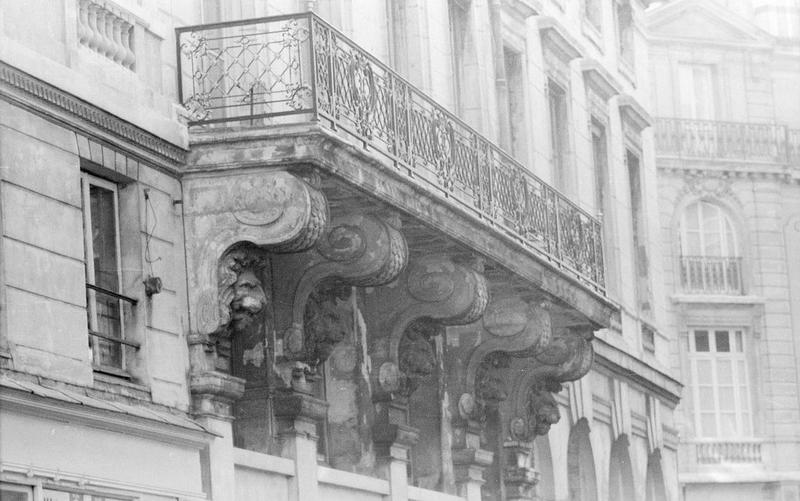 Balcon avec ferronnerie et consoles