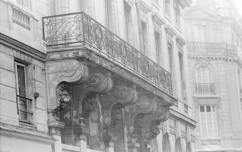 Balcon avec ferronnerie et consoles