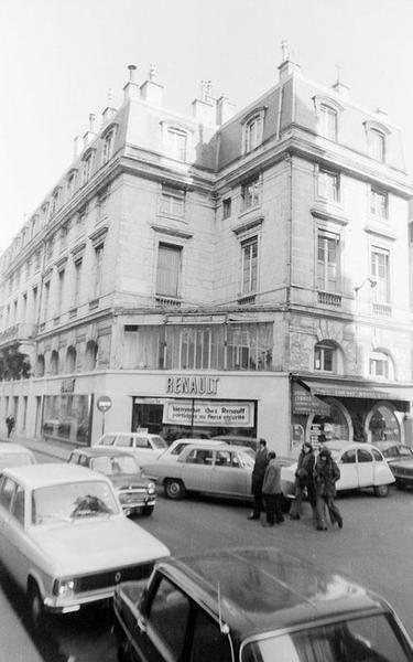 Vue générale de la rue de Valois