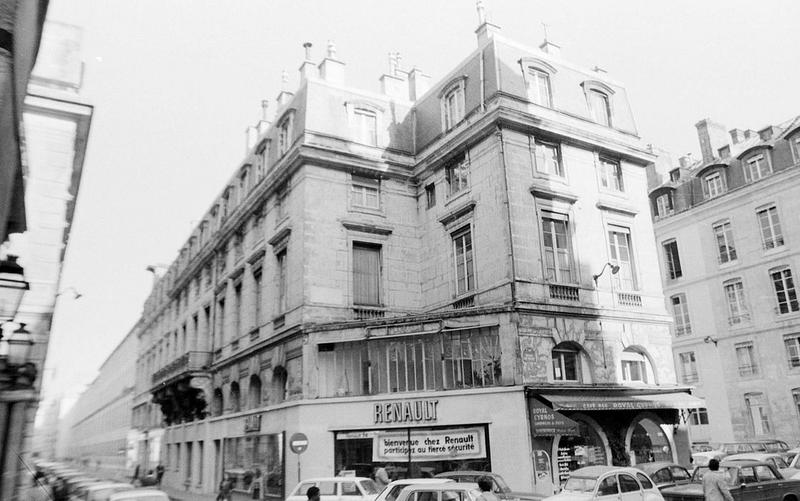 Vue générale de la rue de Valois