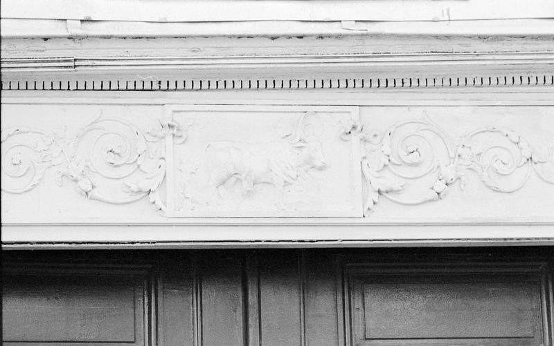 Frise en bas-relief au-dessus de l'entrée : boeuf et rinceaux