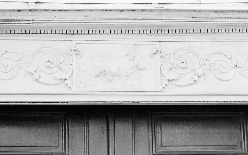 Frise en bas-relief au-dessus de l'entrée : boeuf et rinceaux